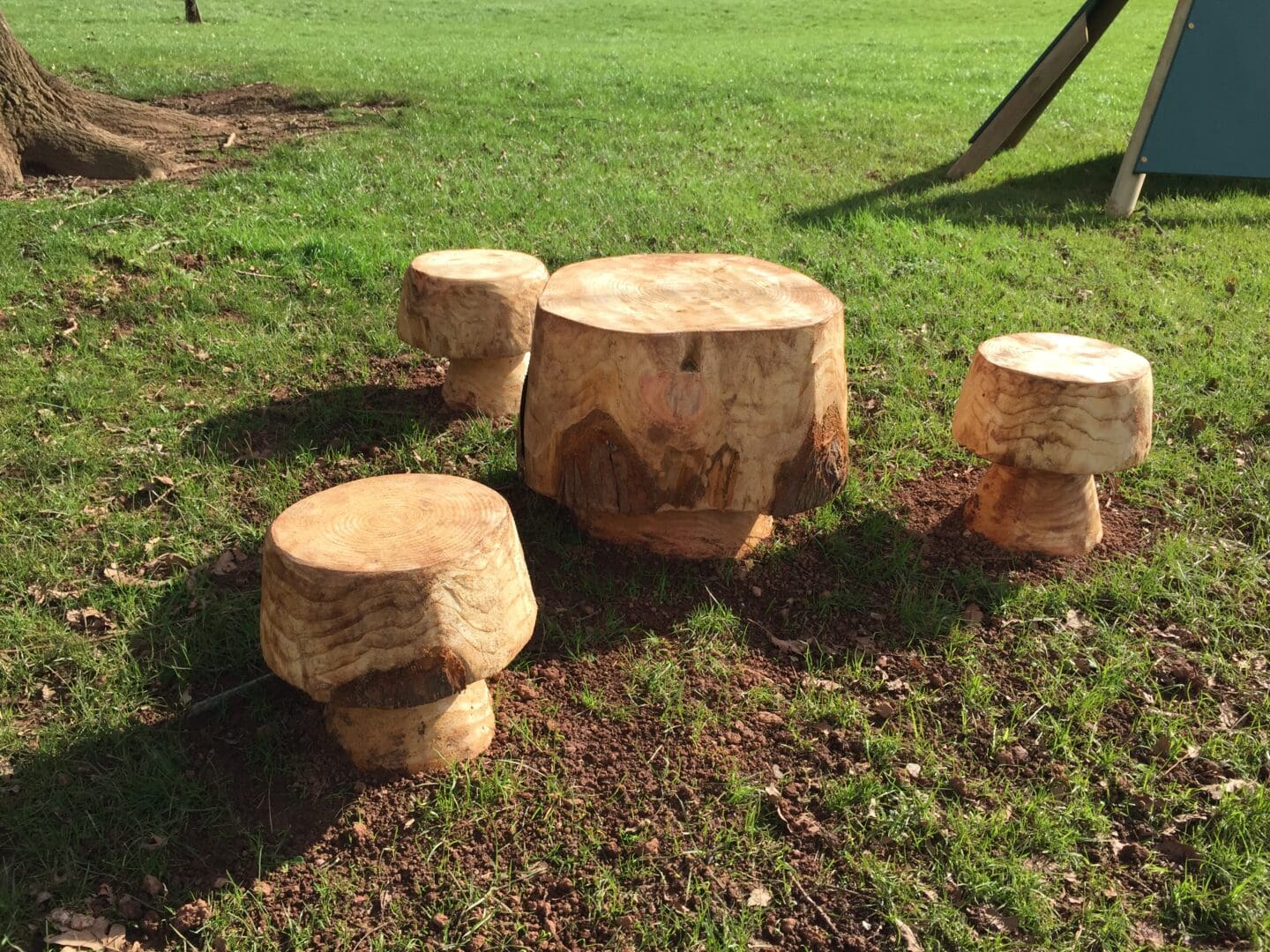 mushroom-table-chairs-winscombe