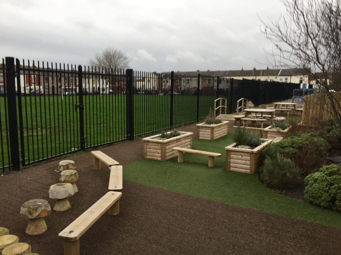 seating-planters-hindley-2